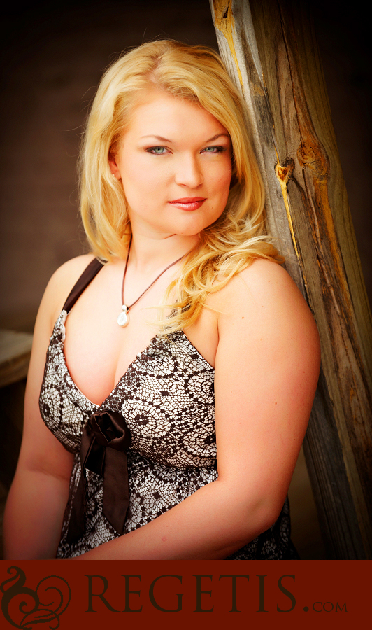 Senior Porrtaits in Warrenton Virginia by Regeti's Photography located in Historic Old Town Warrenton